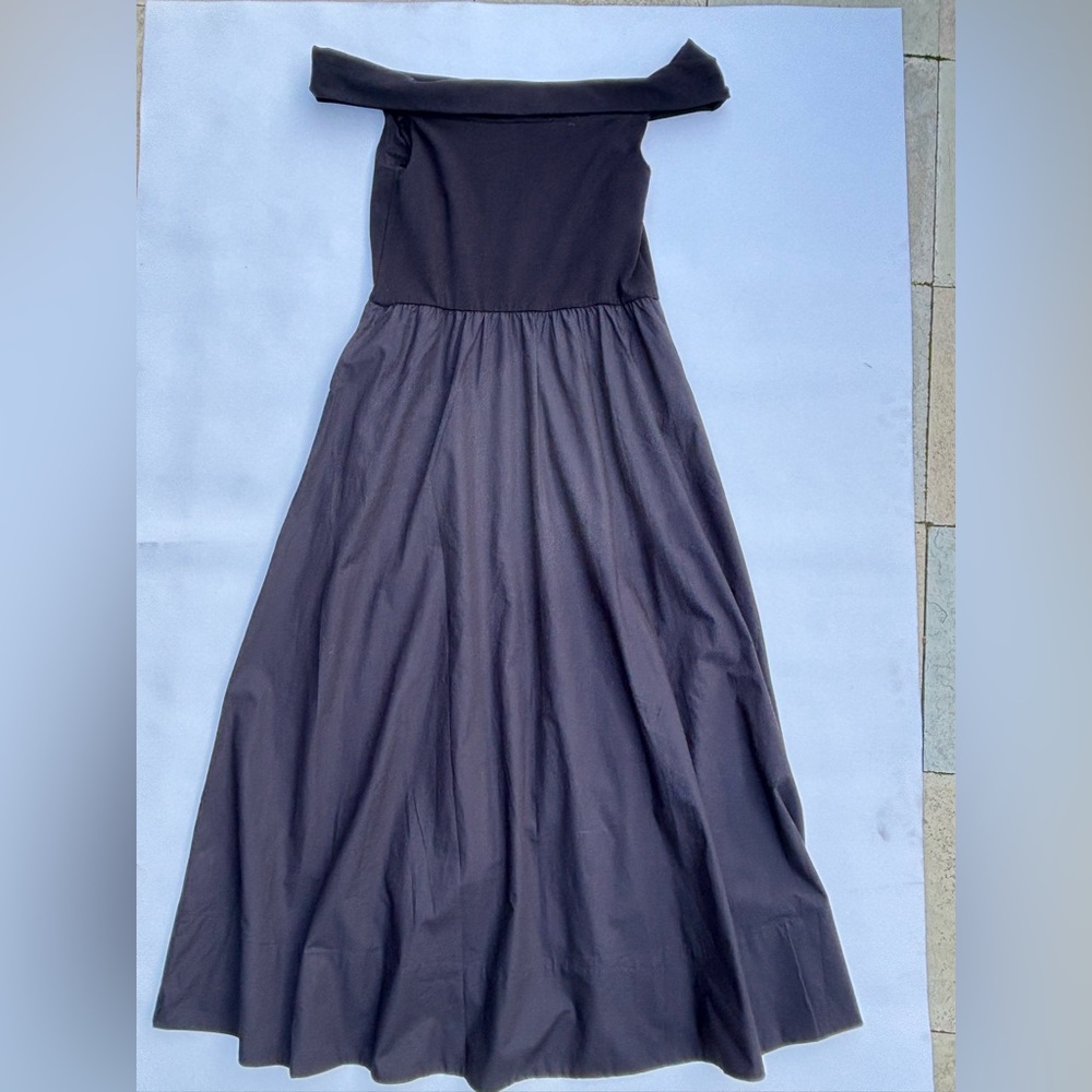 GAP Off the shoulder Black Dress. Top is knit, skirt Poplin cotton w/pockets